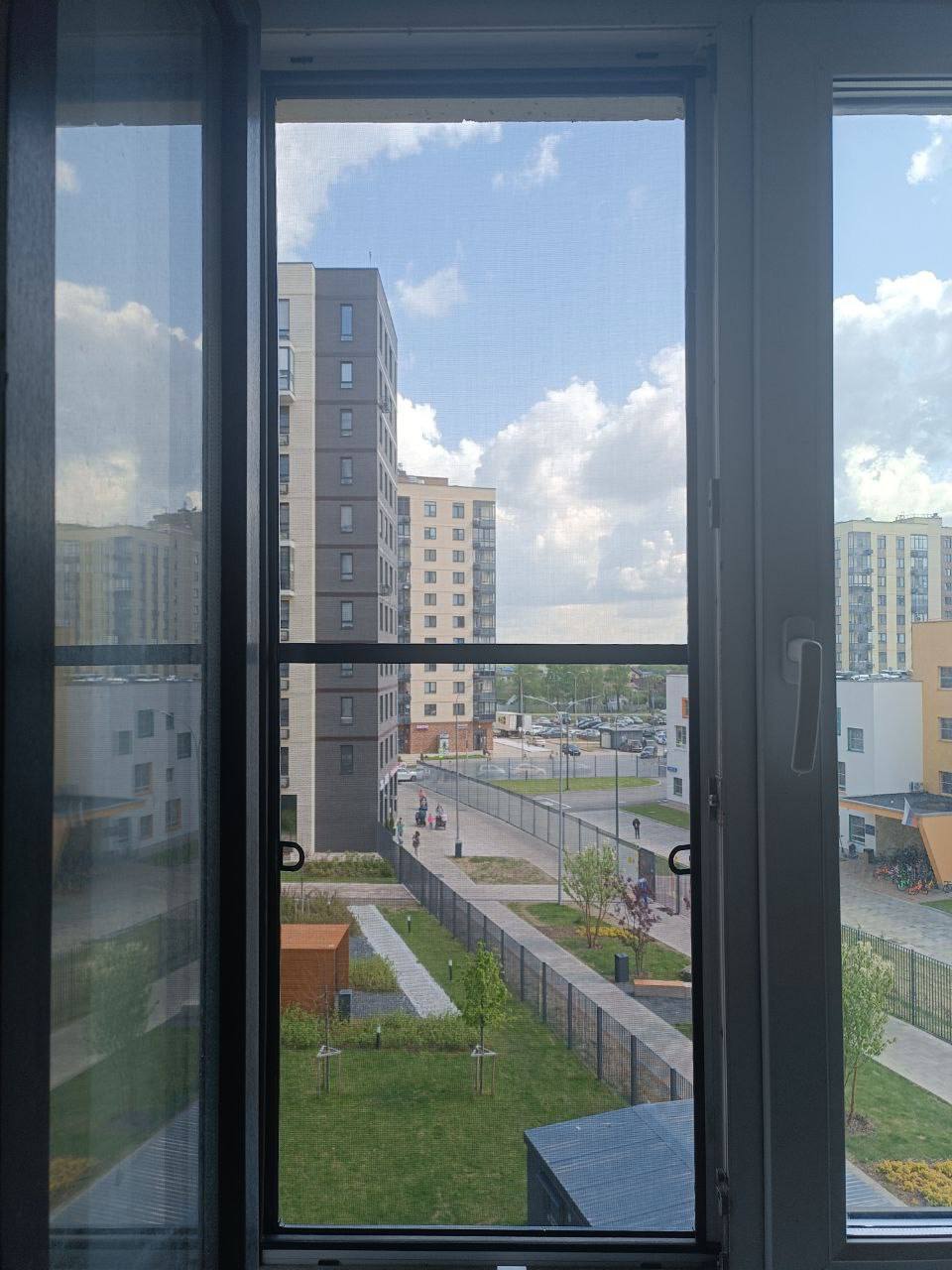 Рамочная москитная сетка на окне городской квартиры